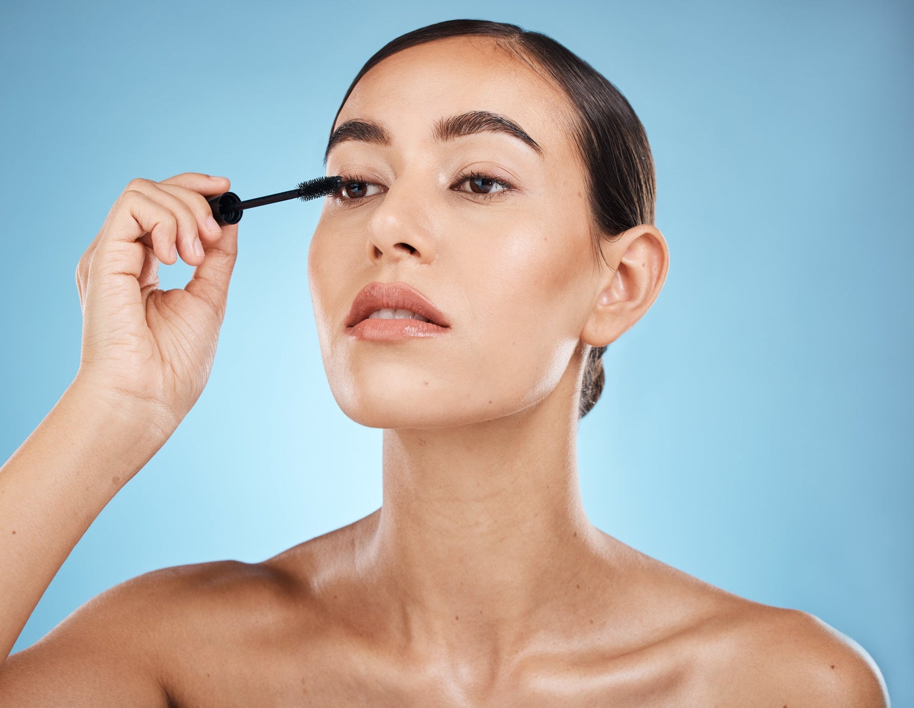 Frau mit Volume Hyaluron Wimperntusche