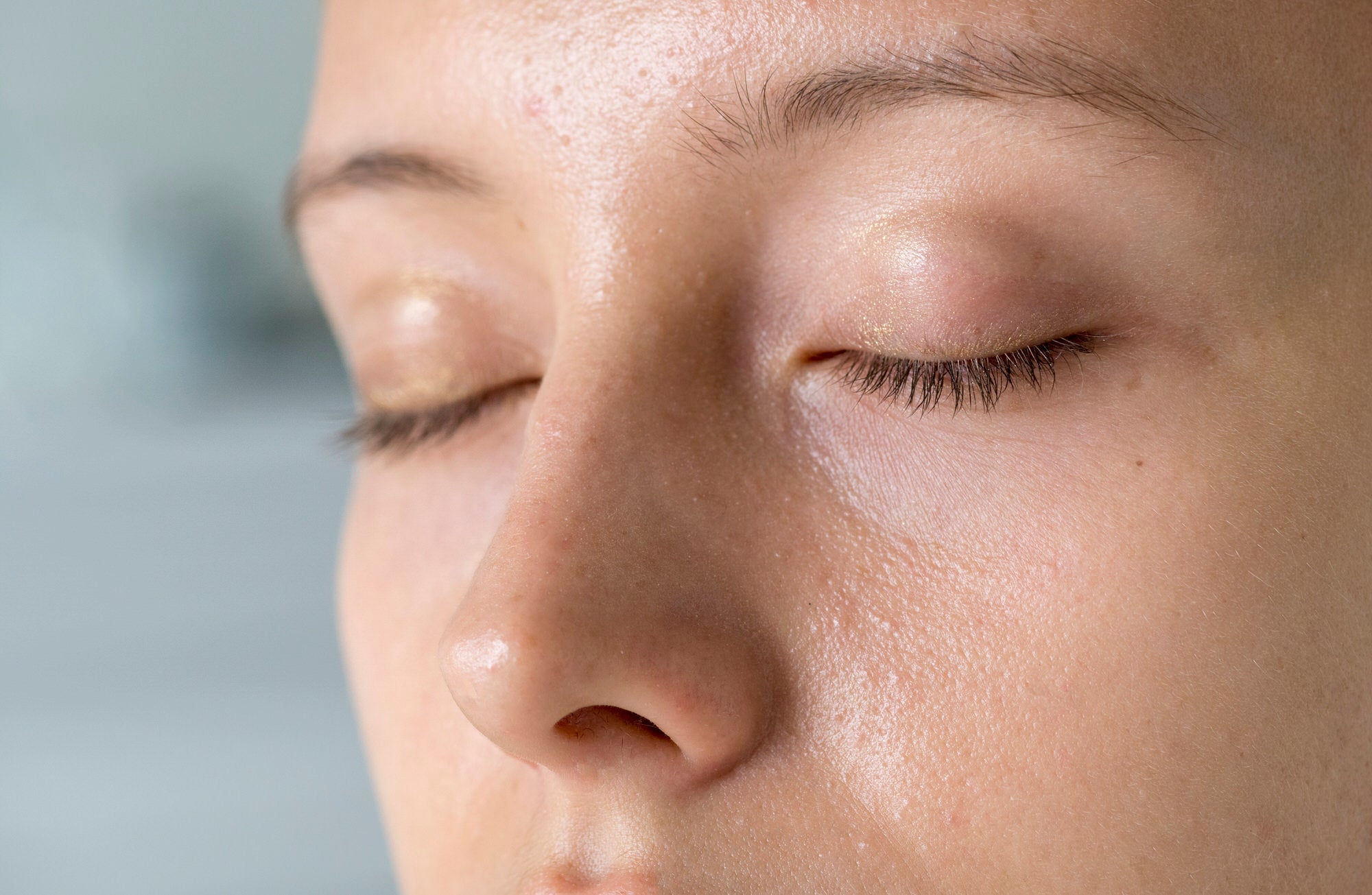 Lange Wimpern durch Hormone im Wimpernserum?
