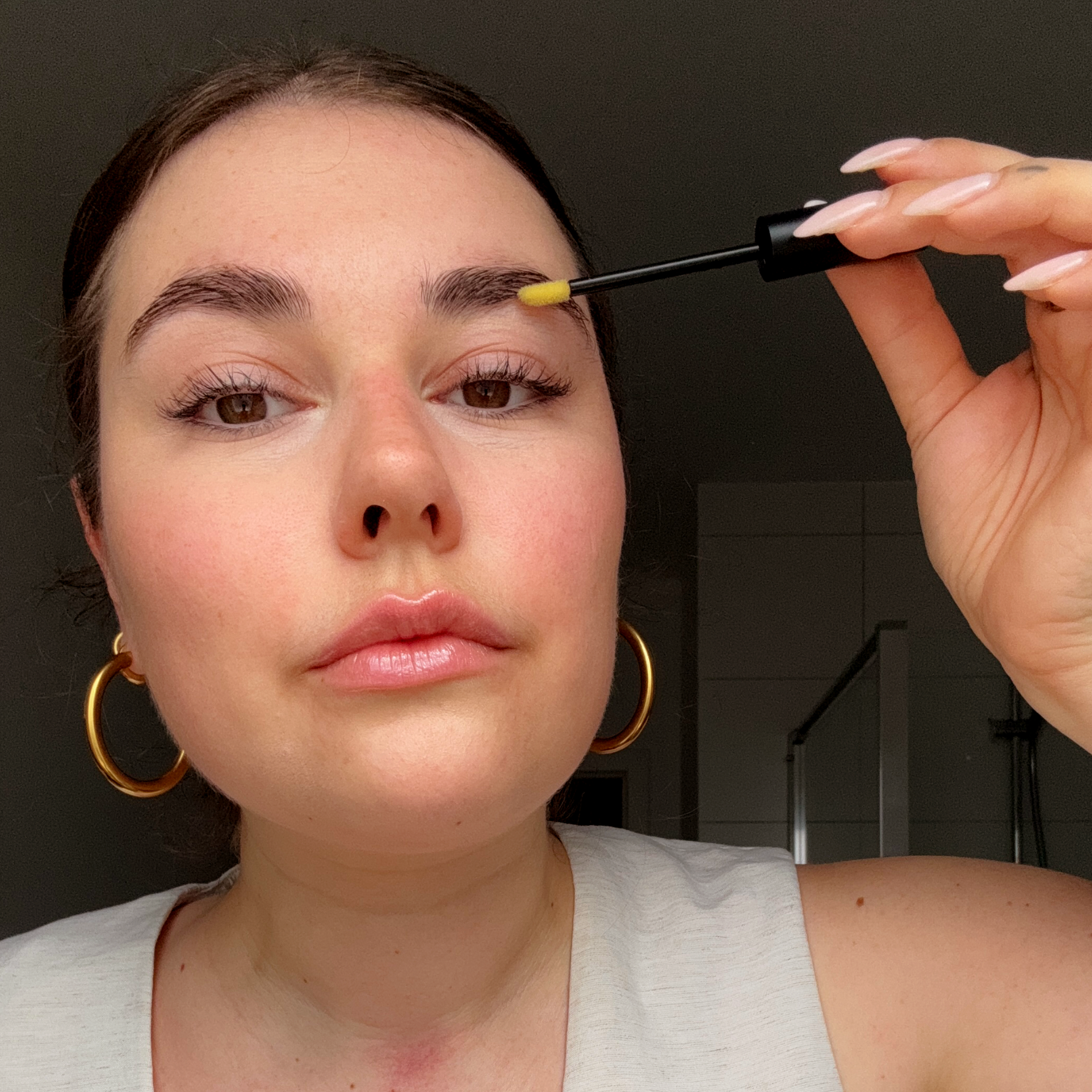 Nahaufnahme einer jungen Frau die Full Brow auf ihre Augenbrauen aufträgt