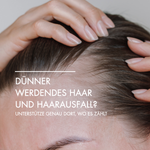 Nahaufnahme von einer Kopfhaut mit dünnem Haar und Geheimratsecken. Daneben steht in weißer Schrift: "Dünner werdendes Haar und Haarausfall? Unterstütze genau dort, wo es zählt"