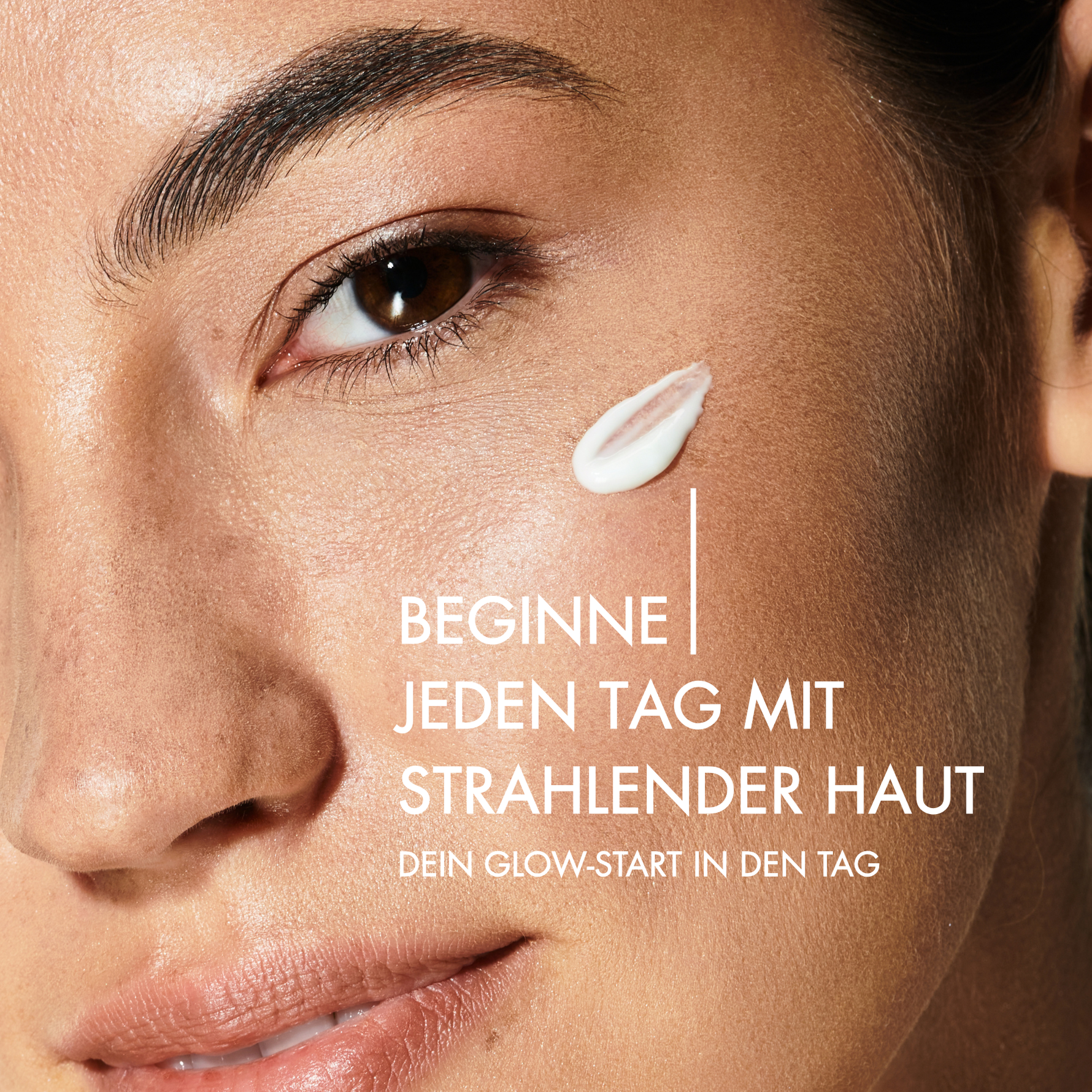Nahaufnahme einer Frau. Neben ihren Gesicht steht in weißer Schrift: "Beginne jeden Tag mit strahlender Haut. Dein Glow-Start in den Tag"