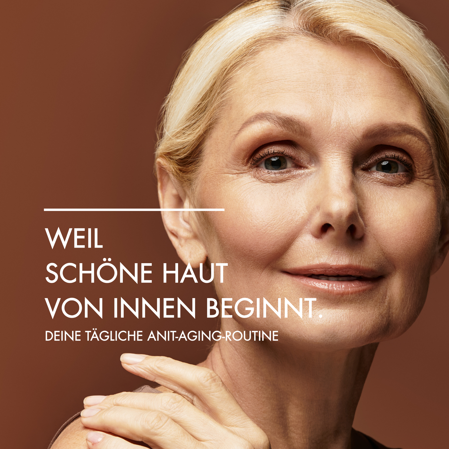 Portrait einer älteren Frau. Daneben steht in weißer Schrift: "Weil schöne Haut von innen beginnt. Deine tägliche Anti-Aging-Routine."