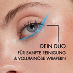 Nahaufnahme eines mit blauem Lidstrich geschminktem Auge einer jungen Frau. Neben ihrem Gesicht steht in schwarzer Schrift: "Dein Duo für sanfte Reinigung und voluminöse Wimpern"