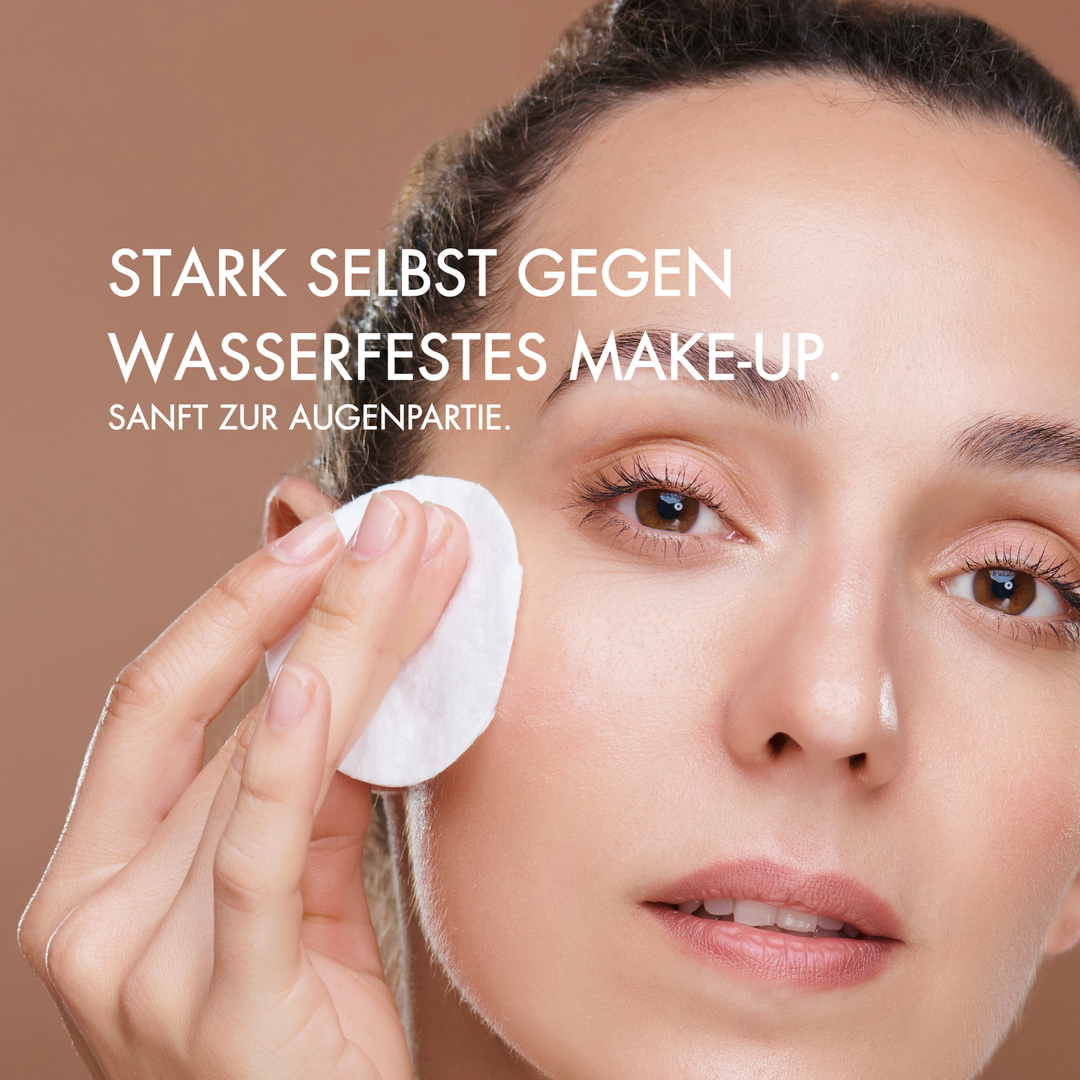 Nahaufnahme einer älteren Frau mit schöner gepflegter Haut. Neben ihrem Gesicht steht in weißer Schrift: "Stark selbst gegen wasserfestes Make-up. Sanft zur Augenpartie"