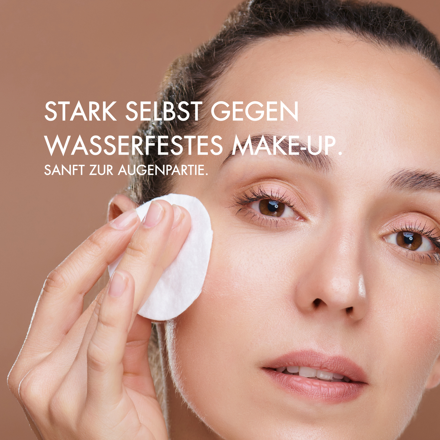 Nahaufnahme einer älteren Frau mit schöner gepflegter Haut. Neben ihrem Gesicht steht in weißer Schrift: "Stark selbst gegen wasserfestes Make-up. Sanft zur Augenpartie"