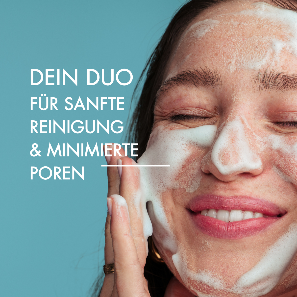 Nahaufnahme einer Frau mit Reinigungsschaum im Gesicht. Neben ihrem Gesicht steht in weißer Schrift: "Dein Duo für sanfte Reinigung & minimierte Poren"