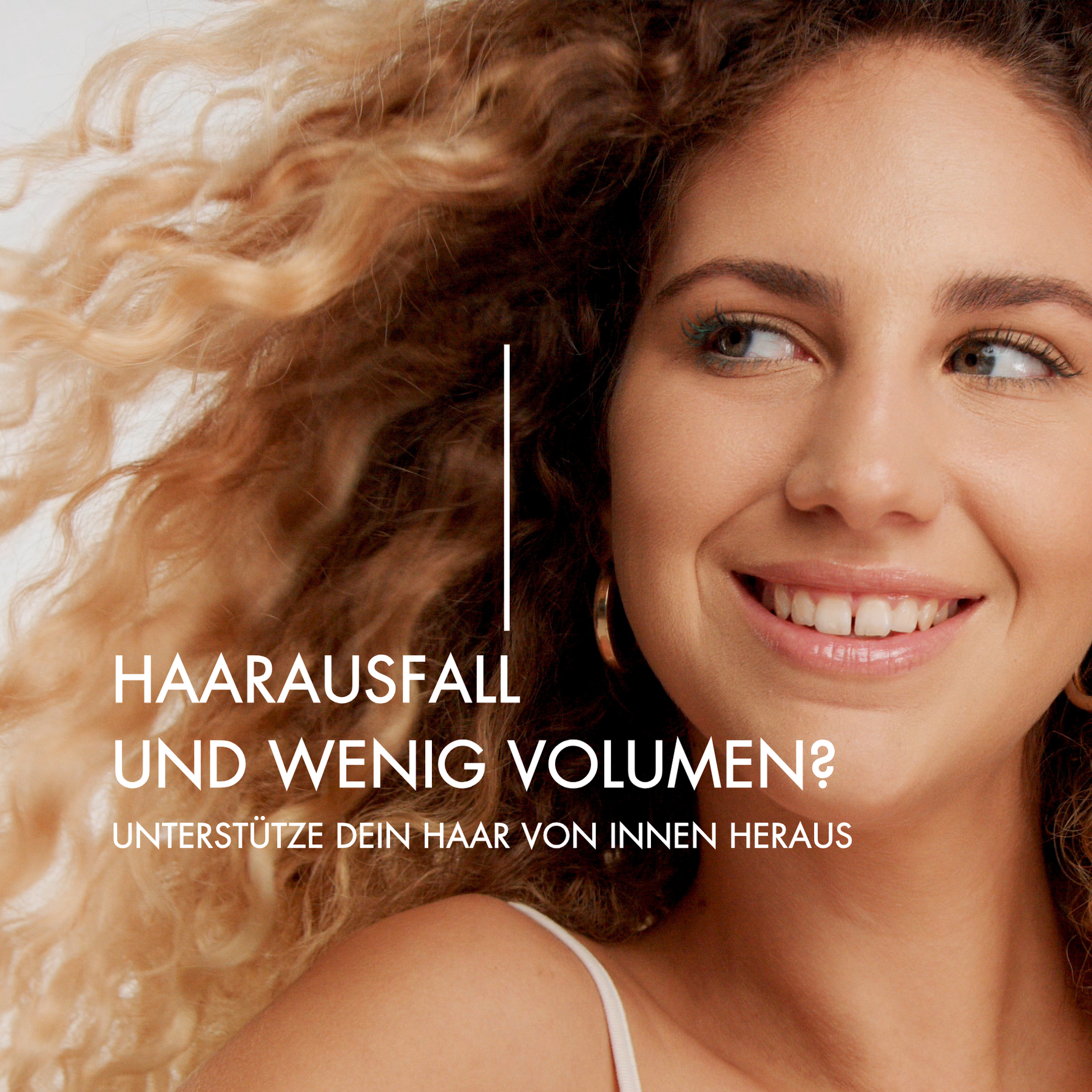 Nahaufnahme einer jungen Frau mit vollem lockigem Haar. Neben ihren Haar steht in weißer Schrift: "Haarausfall und wenig Volumen? Unterstütze dein Haar von Innen heraus"