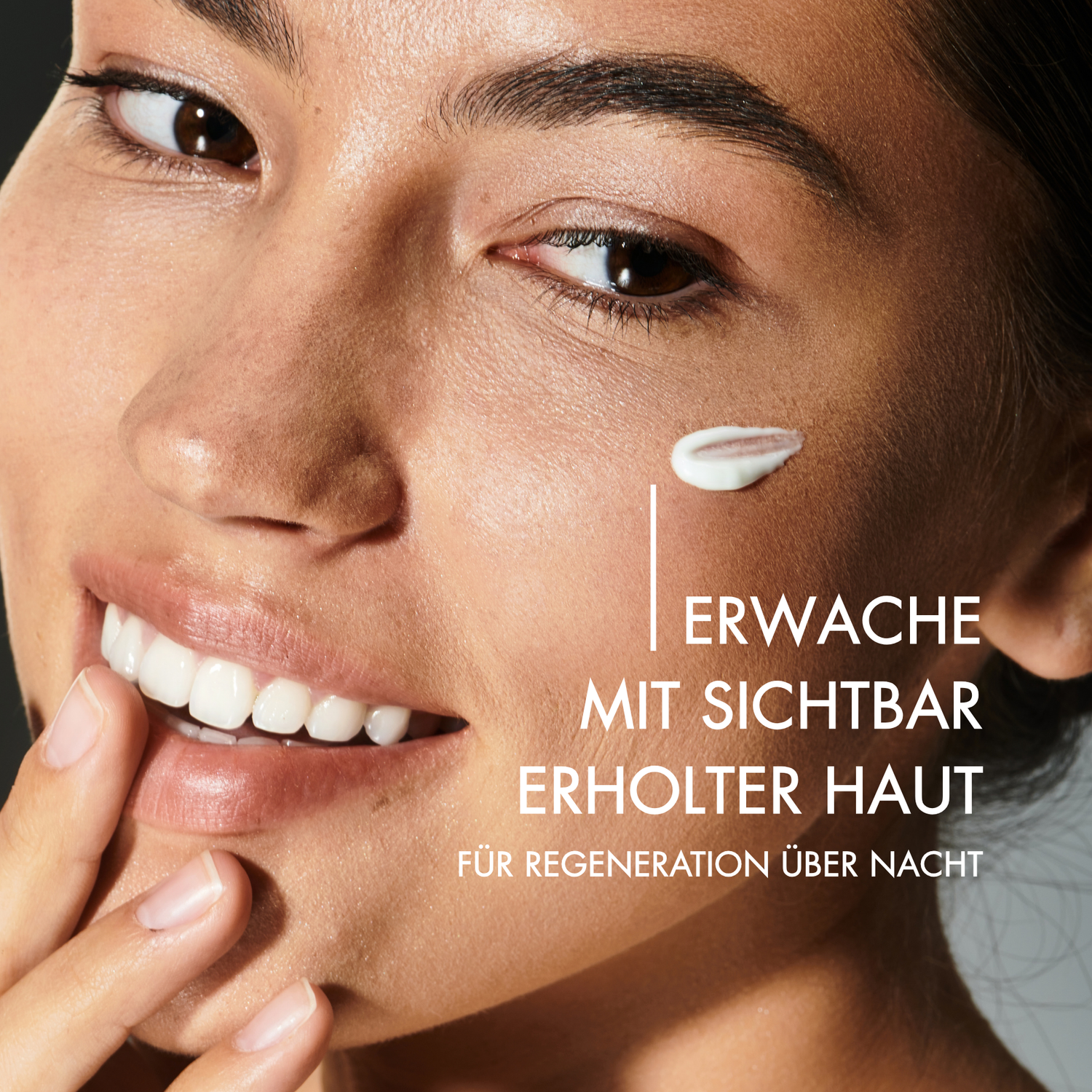 Nahaufnahme einer Frau. Neben ihren Gesicht steht in weißer Schrift: "Erwache mit sichtbar erholter Haut. Für Regeneration über Nacht"