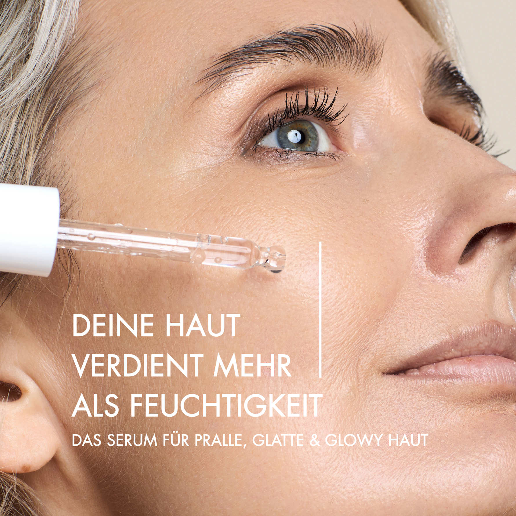 Nahaufnahme einer älteren Frau mit reifer Haut. Neben ihrem Gesicht steht in weißer Schrift: "Deine Haut verdient mehr als Feuchtigkeit. Das Serum für pralle, glatte & glowy Haut"