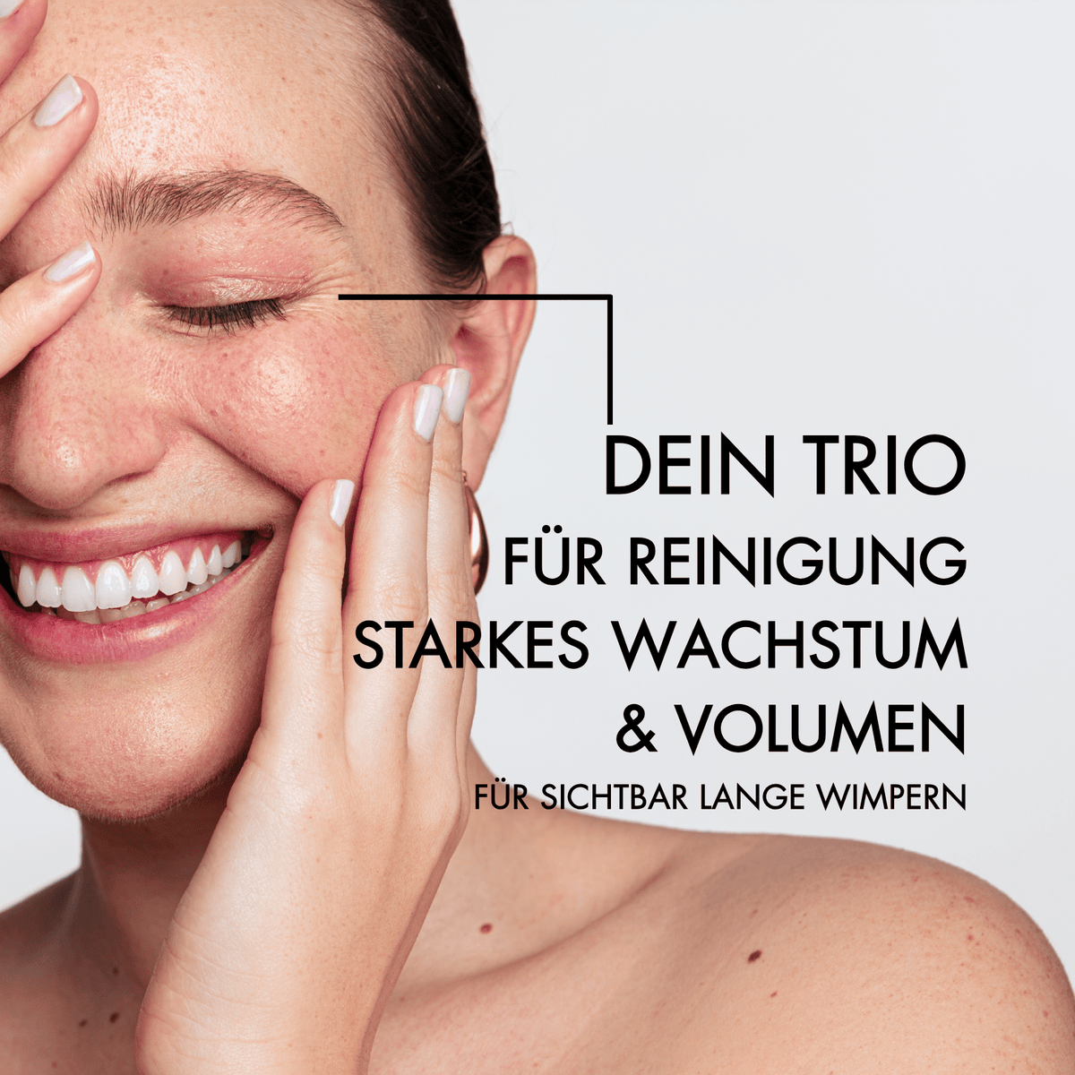 Portrait einer jungen Frau. Neben ihrem Gesicht steht in schwarzer Schrift: "Dein Trip für Reinigung, starkes Wachstum & Volumen, für sichtbar lange Wimpern“