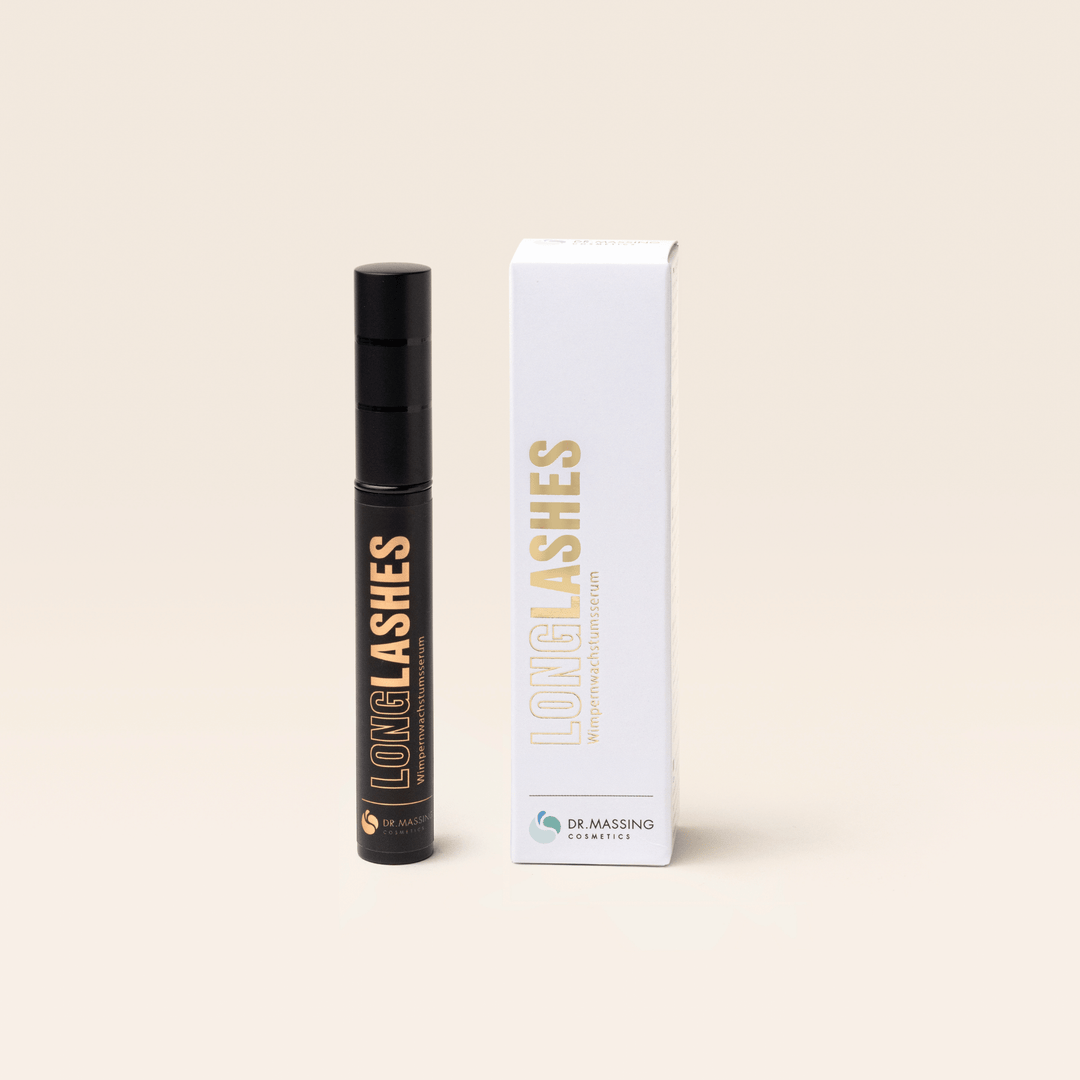 Produktbild Long Lashes Classic Serum in Flasche mit Produktverpackung vor beigen Hintergrund