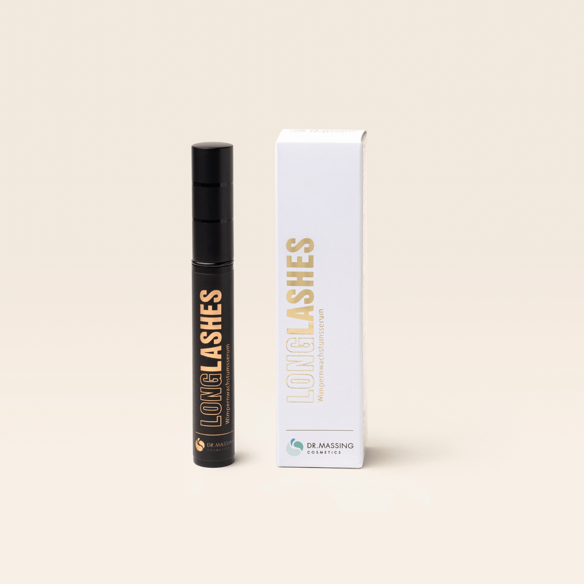 Produktbild Long Lashes Classic Serum in Flasche mit Produktverpackung vor beigen Hintergrund