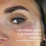 Nahaufnahme einer Frau mit langen Wimpern und der Satz darunter "Für Extrem lange & schwungvolle Wimpern mit Prostaglandin-Analoga (PGA)"