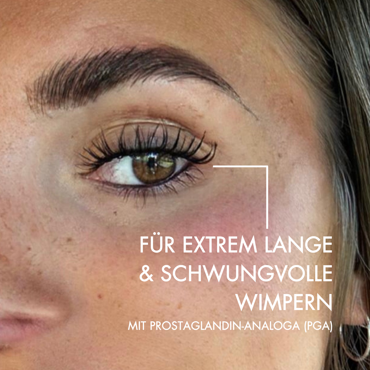 Nahaufnahme einer Frau mit langen Wimpern und der Satz darunter "Für Extrem lange & schwungvolle Wimpern mit Prostaglandin-Analoga (PGA)"