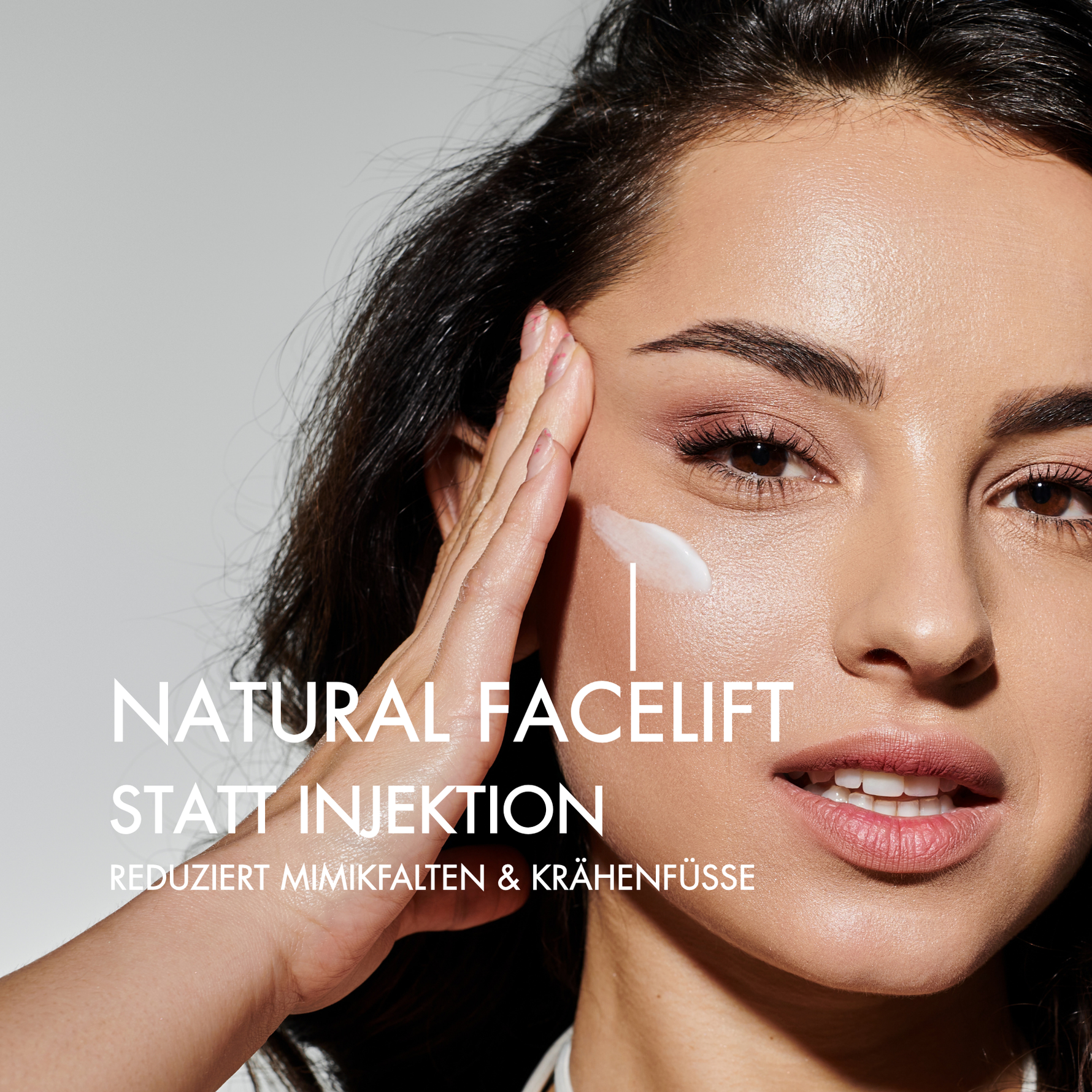 Frau mit Augencreme im Gesicht und neben ihr steht der Satz in weißer Schrift "Natural Facelift statt Injektion. Reduziert Mimikfalten und Krähenfüße"
