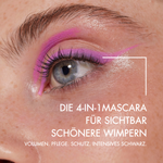 Nahaufnahme von einem Auge einer jungen Frau mit pinkem Eyeliner. Neben ihren Augen steht in weißer Schrift: "Die 4-in-1 Mascara für sichtbar schöne Wimpern. Volumen. Pflege. Schutz. Intensives Schwarz"