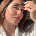 Portrait einer jungen Frau die die Dr. Massing Wimperntusche anwendet