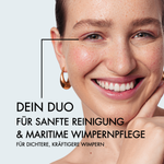 Portrait einer jungen Frau. Neben ihrem Gesicht steht in schwarzer Schrift: "Dein Duo für sanfte Reinigung und maritime Wimpernpflege. Für dichtere, kräftigere Wimpern"