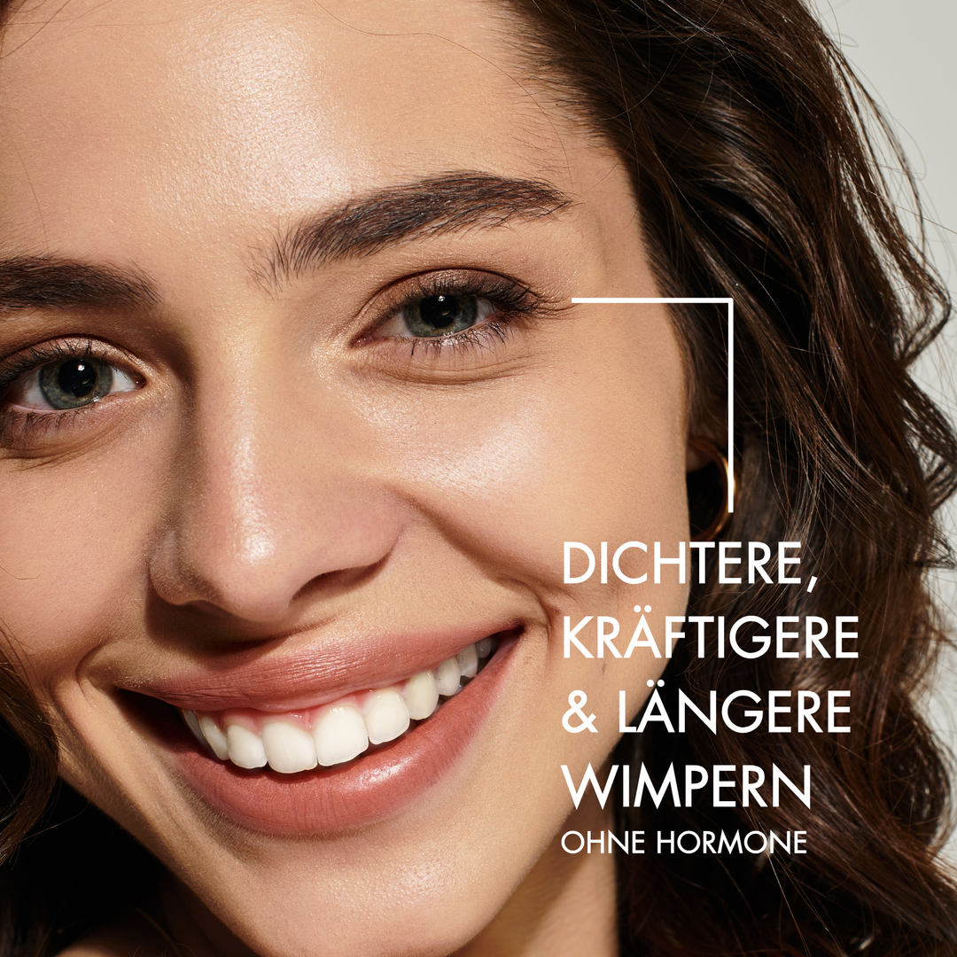 Portrait einer jungen Frau. Neben ihren Wimpern steht in weißer Schrift: "Dichtere, kräftigere und längere Wimpern ohne Hormohne"