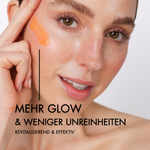 Nahaufnahme einer Frau mit Peeling im Gesicht. Neben ihrem Gesicht steht in schwarzer Schrift: "Mehr Glow & weniger Unreinheiten. Revitalisierend & effektiv"
