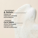 Schaum Textur mit der Beschriftung: "Fruchtextrakte & Papain sorgen für porentiefe & effektive Enzym-Wirkung", "pflegendes Glycerin schützt Hautbarriere & bewahrt Haut vor dem Austrocknen"