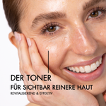 Nahaufnahme einer Frau mit Gesichtswasser im Gesicht. Neben ihrem Gesicht steht in schwarzer Schrift: "Der Toner für sichtbar reinere Haut. Revitalisierend & effektiv"