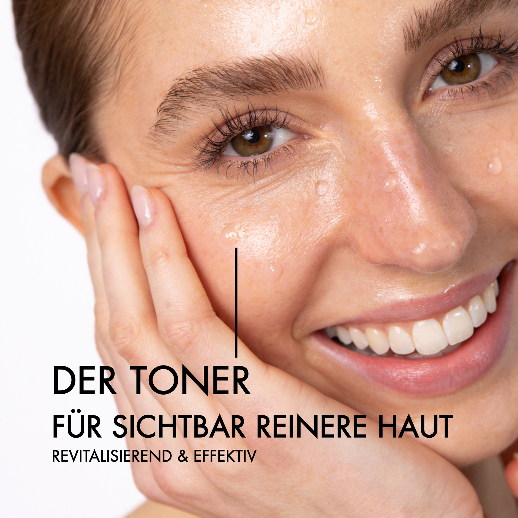 Nahaufnahme einer Frau mit Gesichtswasser im Gesicht. Neben ihrem Gesicht steht in schwarzer Schrift: "Der Toner für sichtbar reinere Haut. Revitalisierend & effektiv"
