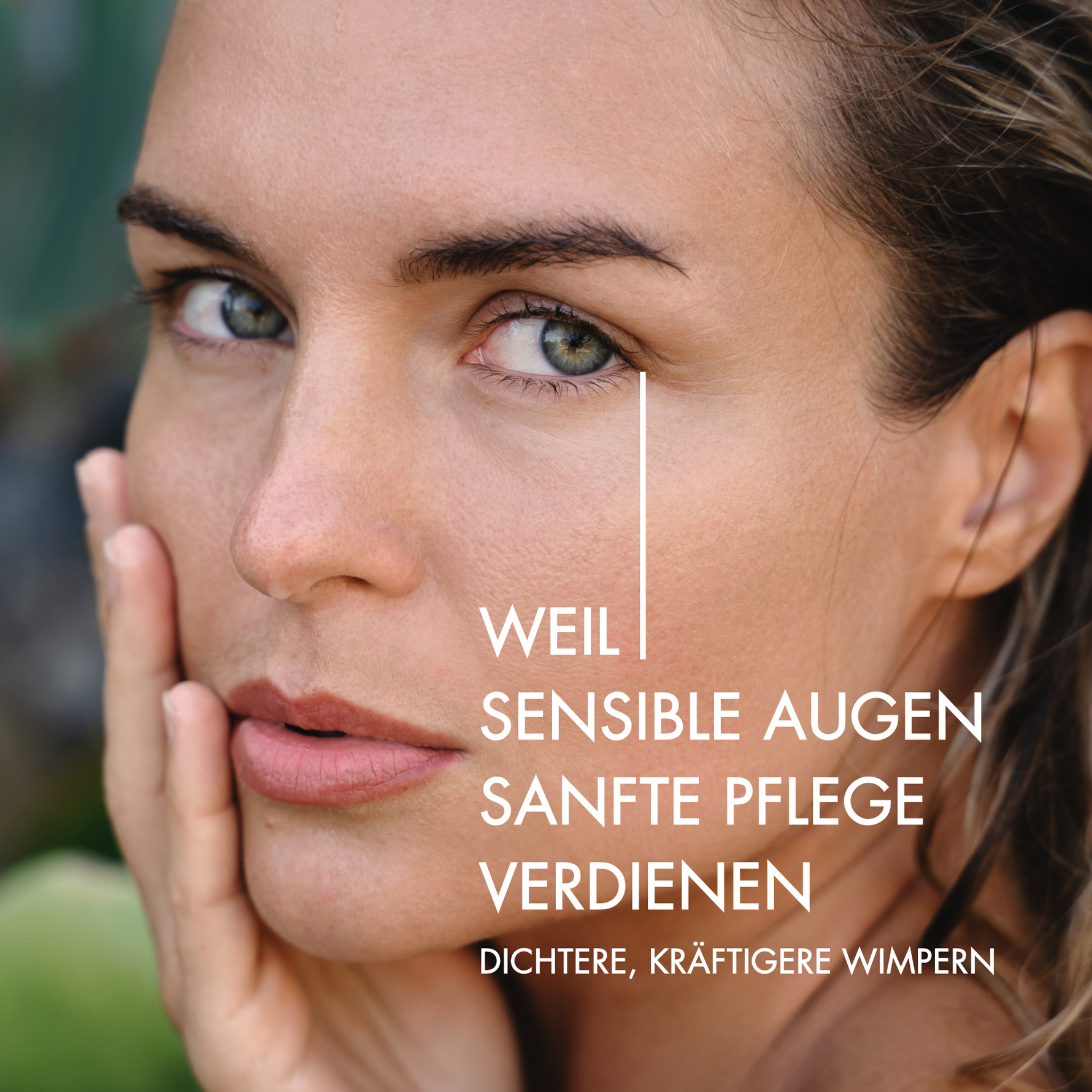 Nahaufnahme einer jungen Frau. Neben ihrem Gesicht steht in weißer Schrift: "Weil sensible Augen sanfte Pflege verdienen. Dichtere, kräftigere Wimpern"