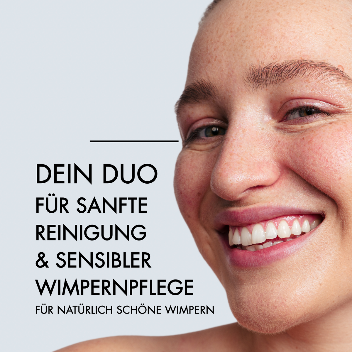 Portrait einer jungen Frau. Neben ihrem Gesicht steht in schwarzer Schrift: "Dein Duo für sanfte Reinigung und sensibler Wimpernpflege. Für natürlich schöne Wimpern"