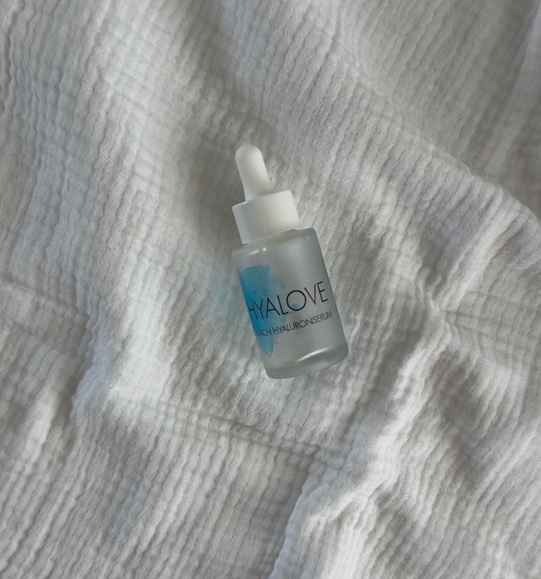 Produkt Bild Detail Aufnahme von Hyalove Serum auf einem weißen Bettlaken liegend für Abendroutine
