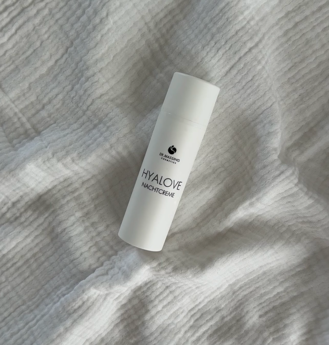 Produkt Bild Detail Aufnahme von Hyalove Nachtcreme auf einem weißen Bettlaken liegend für Abendroutine