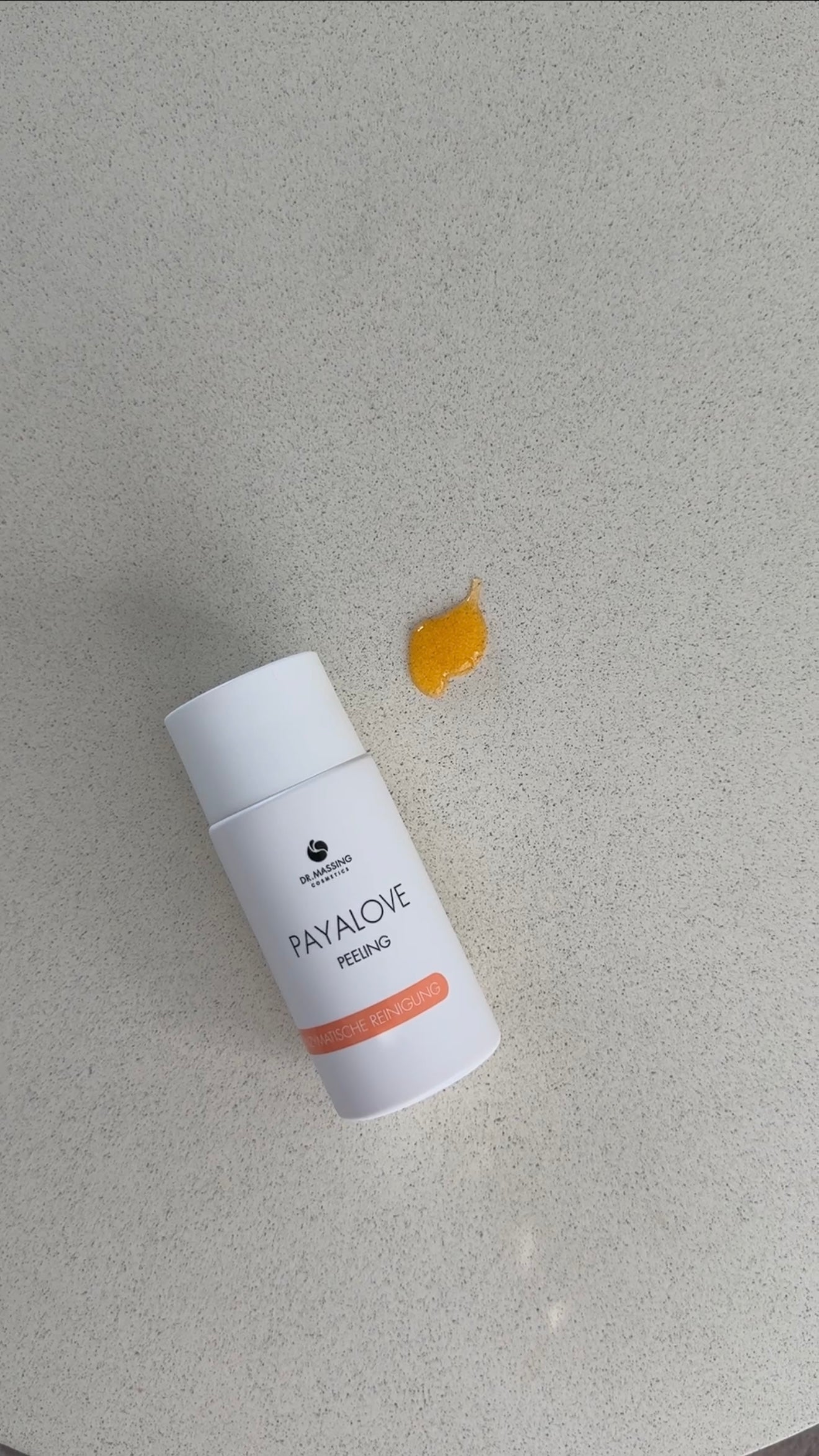 Payalove Peeling mit Textur liegt auf sandfarbenen Tisch