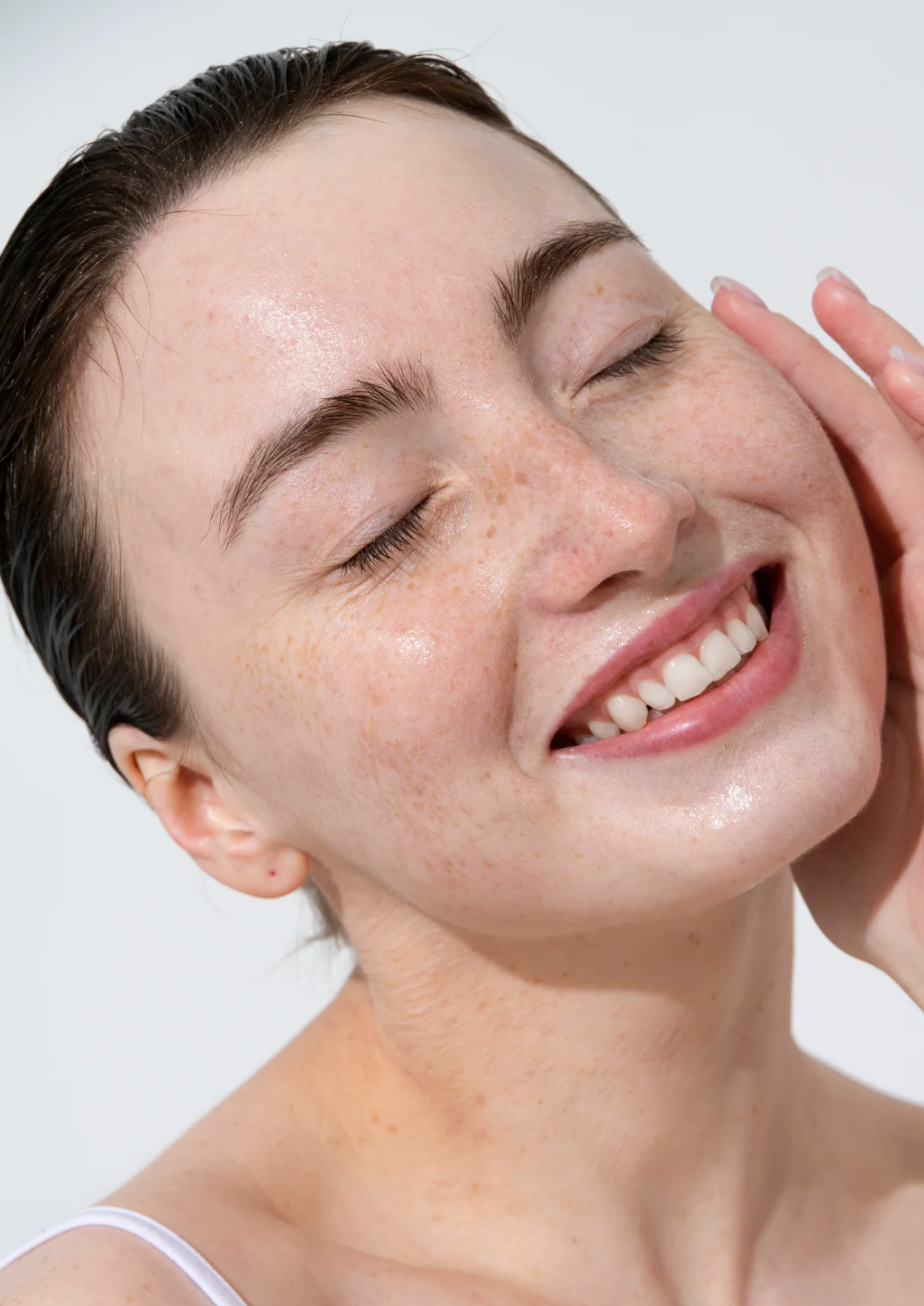 Bild einer Frau welche die Glass Skin Routine genutzt hat und jetzt strahlende gepflegte Haut hat