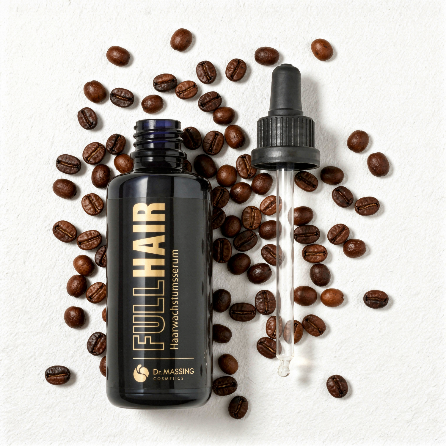 Abbildung des Full Hair Haarserum auf Kaffeebohnen, die das enthaltene Koffein stilistisch darstellen sollen