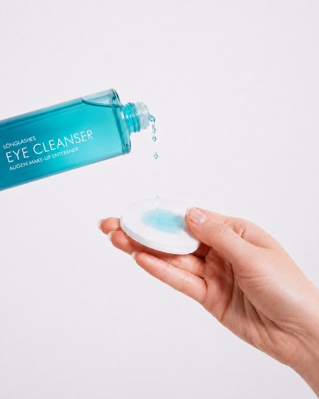 Der Eye Cleanser von Dr. Massing wird auf ein Reinigungspad aufgetragen