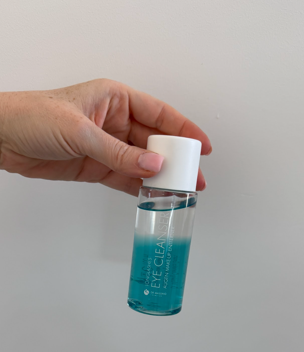 1. Schritt der Anwendung des Long Lashes Eye Cleaner