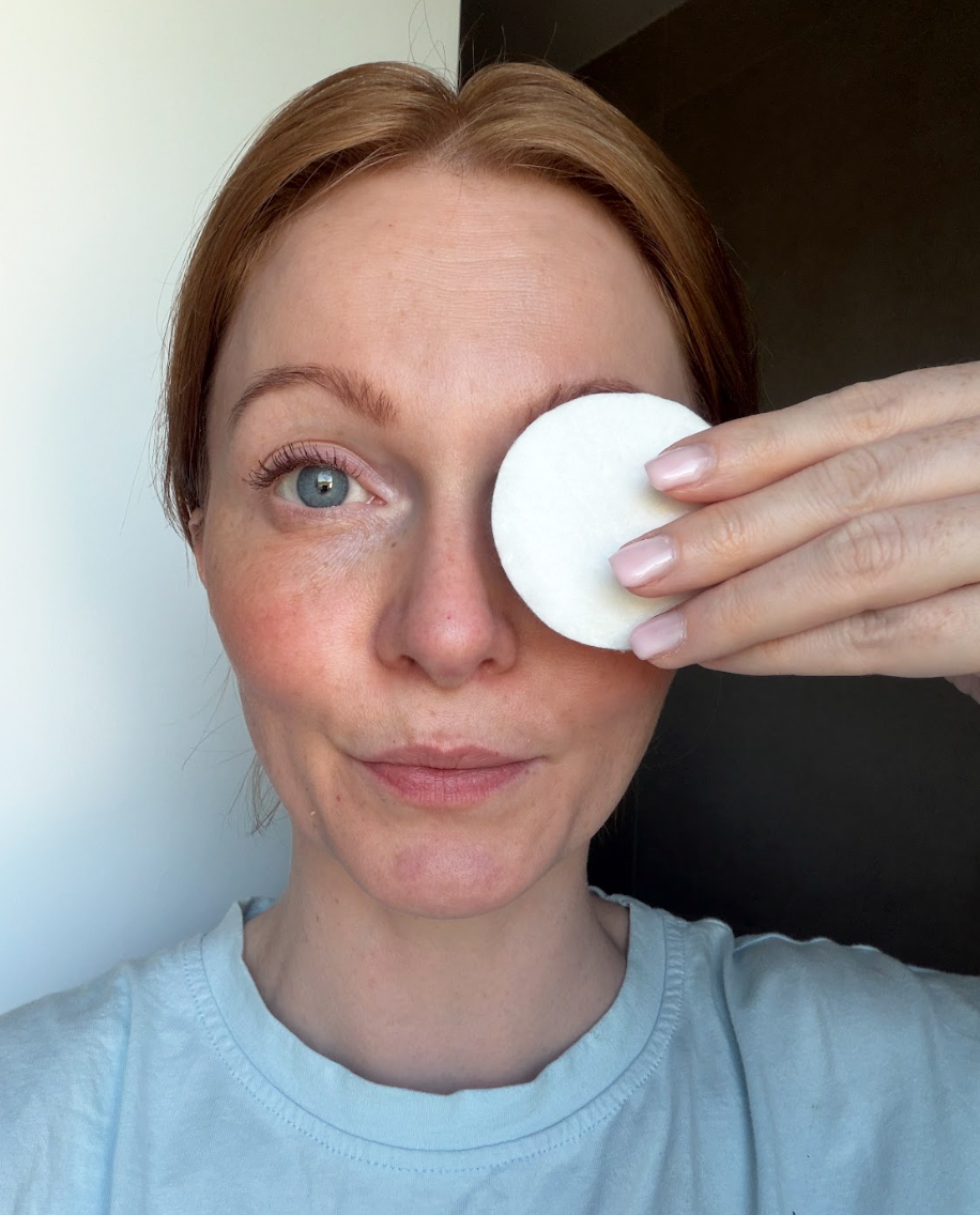 2. Schritt der Anwendung des Long Lashes Eye Cleaner