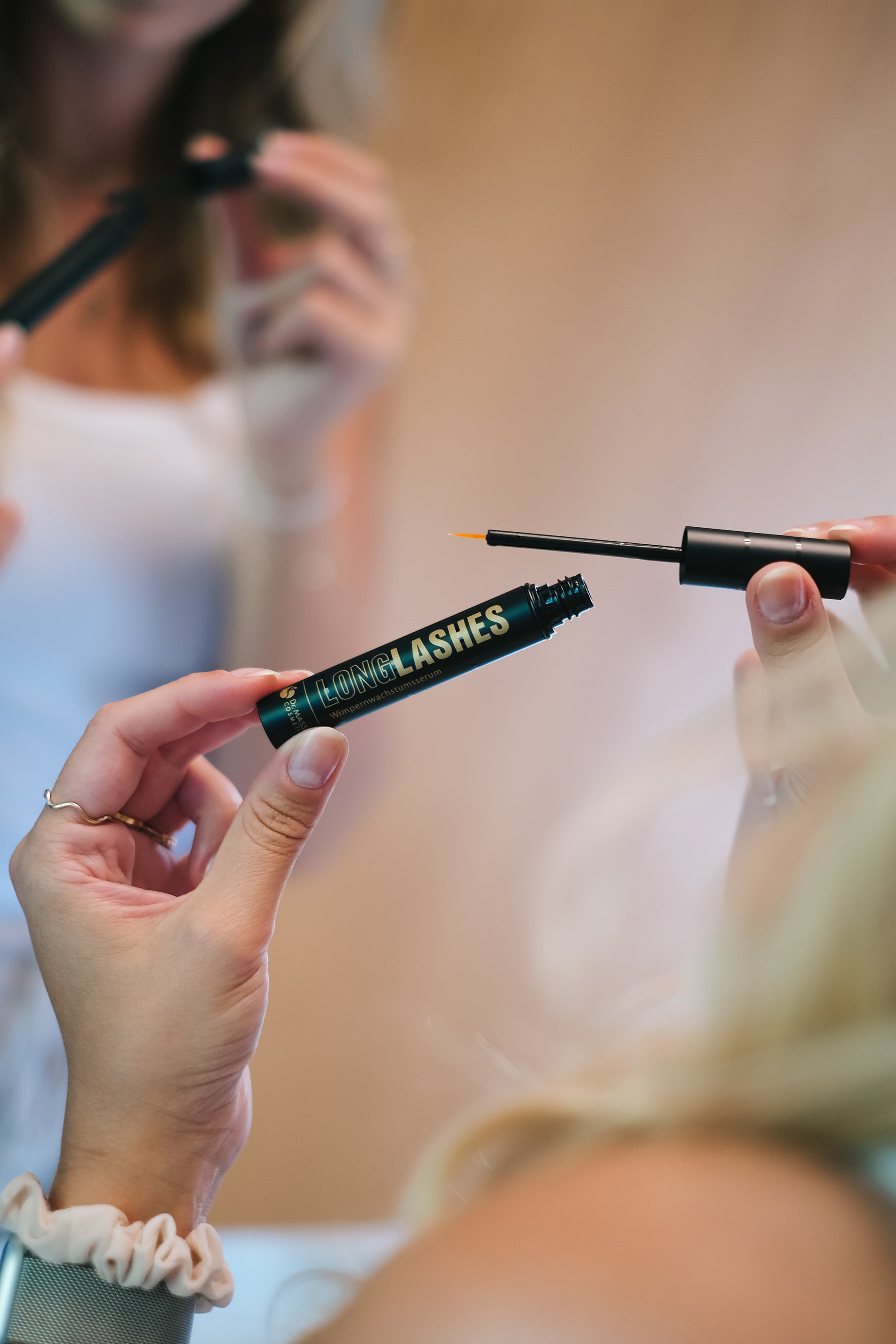Zwei Hände welchen Long Lashes Classic halten