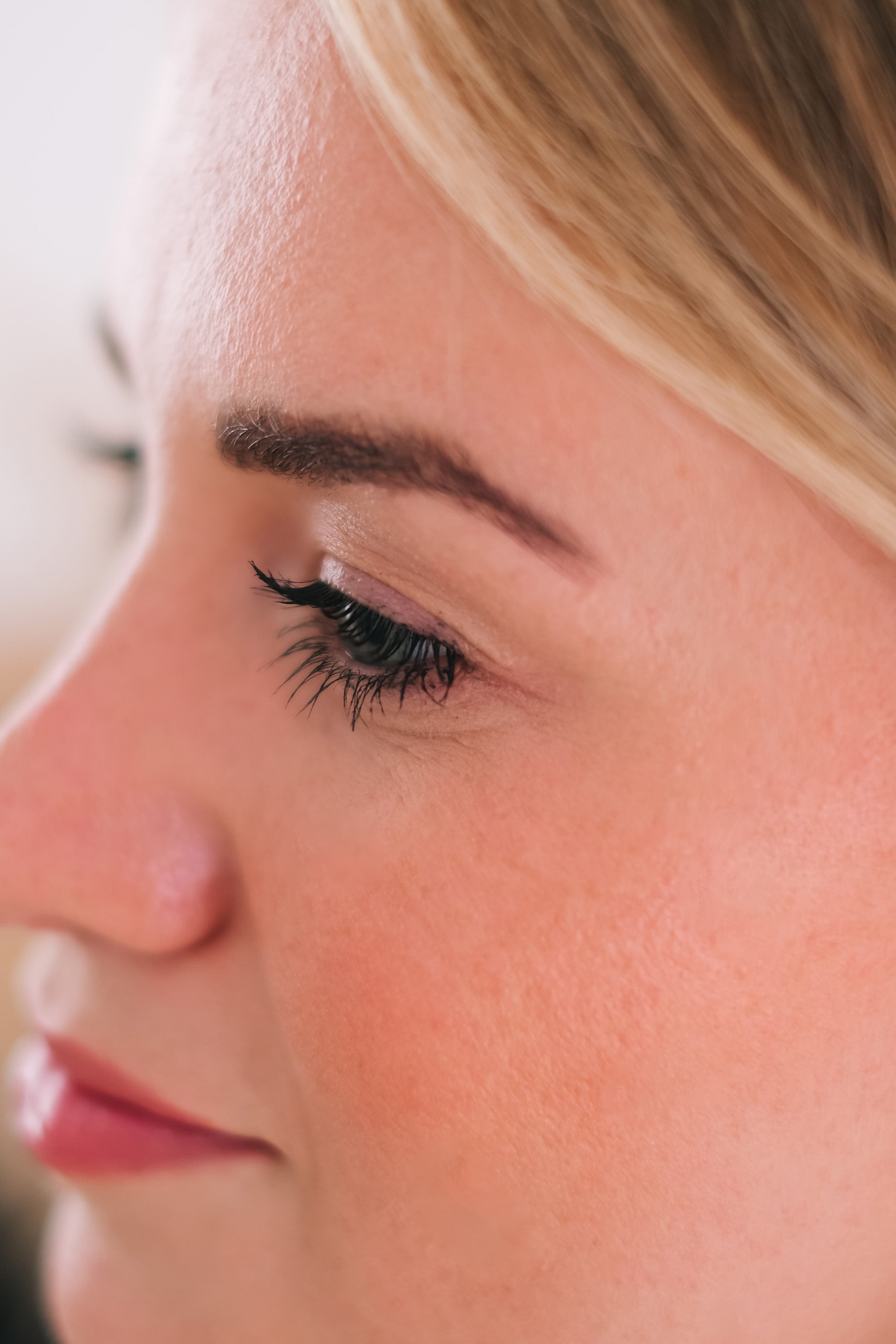 Eine seitliche Nahaufnahme eines Auges mit langen Wimpern
