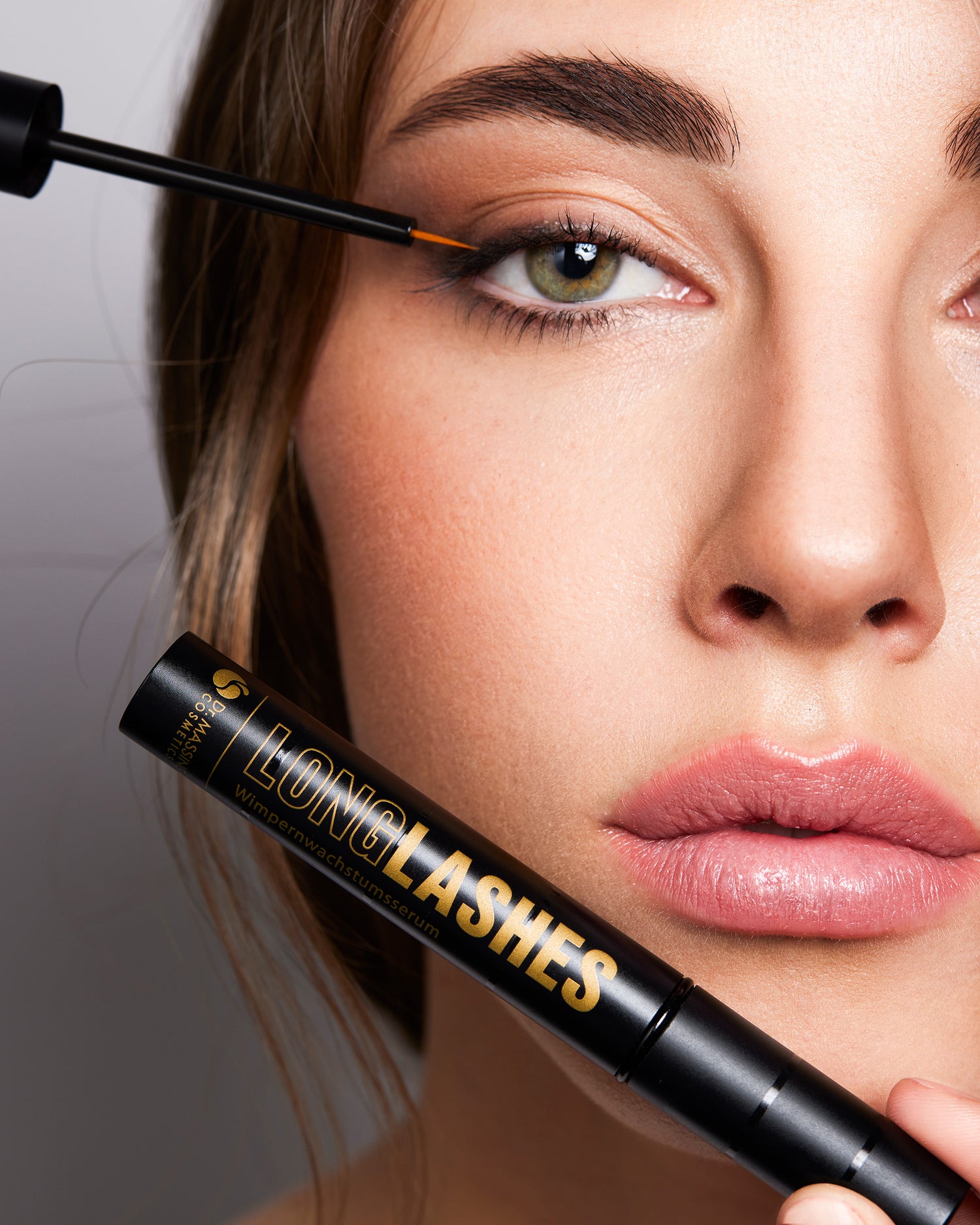 Nahaufnahme einer Frau die Long Lashes Classic an ihrem oberen Augenlid anwendet