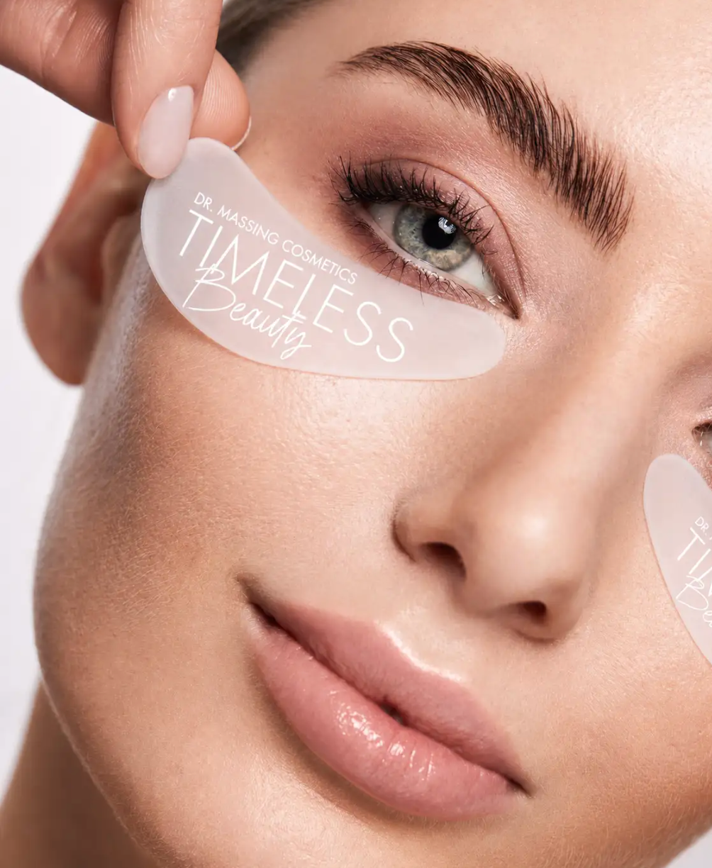 Nahaufnahme einer Frau die die wiederverwendbaren Silikon Eye Pads unter den Augen mit dem Finger entfernt und dabei in die Kamera guckt