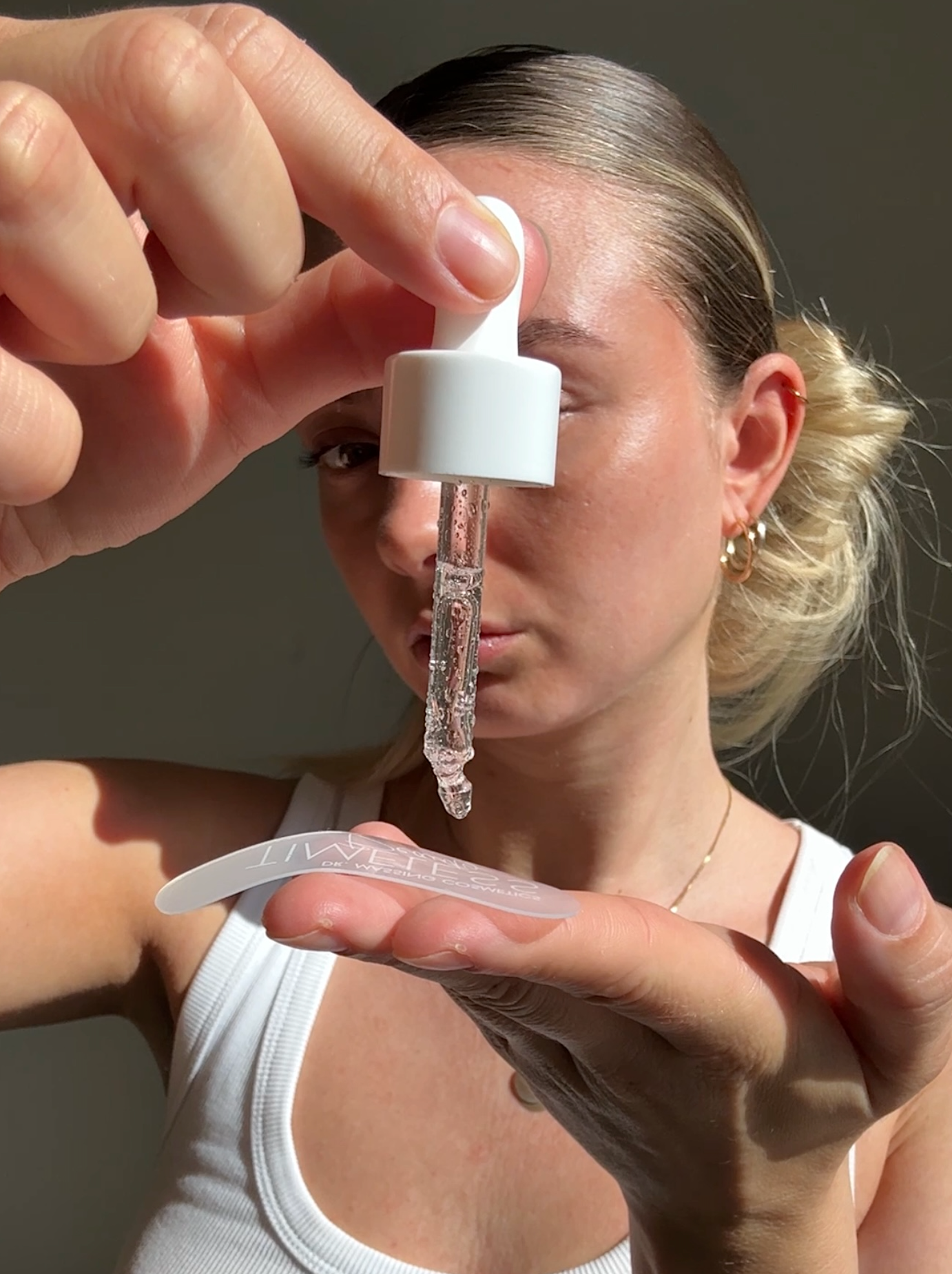 1. Schritt wiederverwendbare Augenpads anwenden und Serum auf Pads mit Pipette verteilen