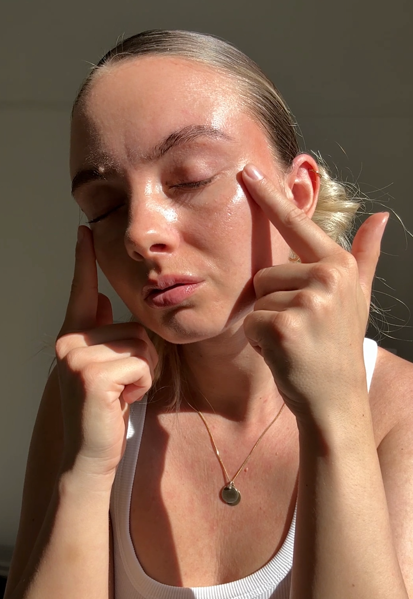 3. Schritt Augenpads anwenden, sie abnehmen und Flüssigkeit des Serums auf dem Gesicht verteilen