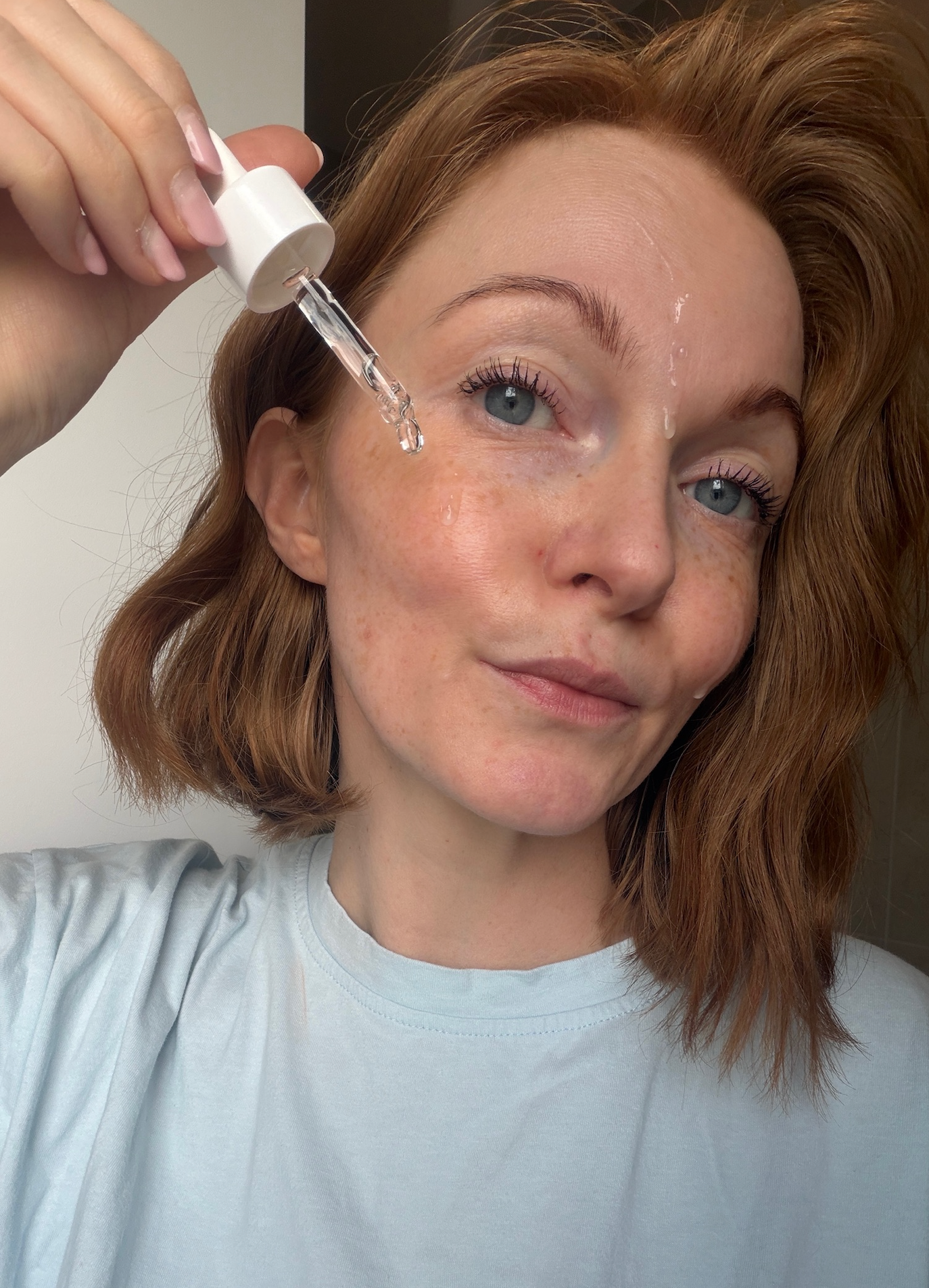 1. Schritt der Anwendung des Serums mit Pipette und Hyalurontropfen auf die Haut auftragen