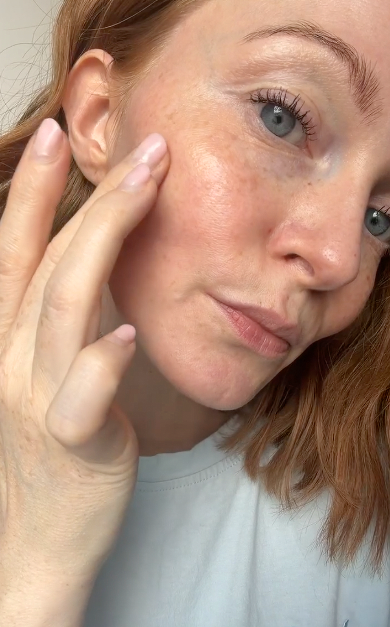 2. Schritt der Anwendung des Hyalove Serums mit verteilen des Serums auf der Gesichtshaut