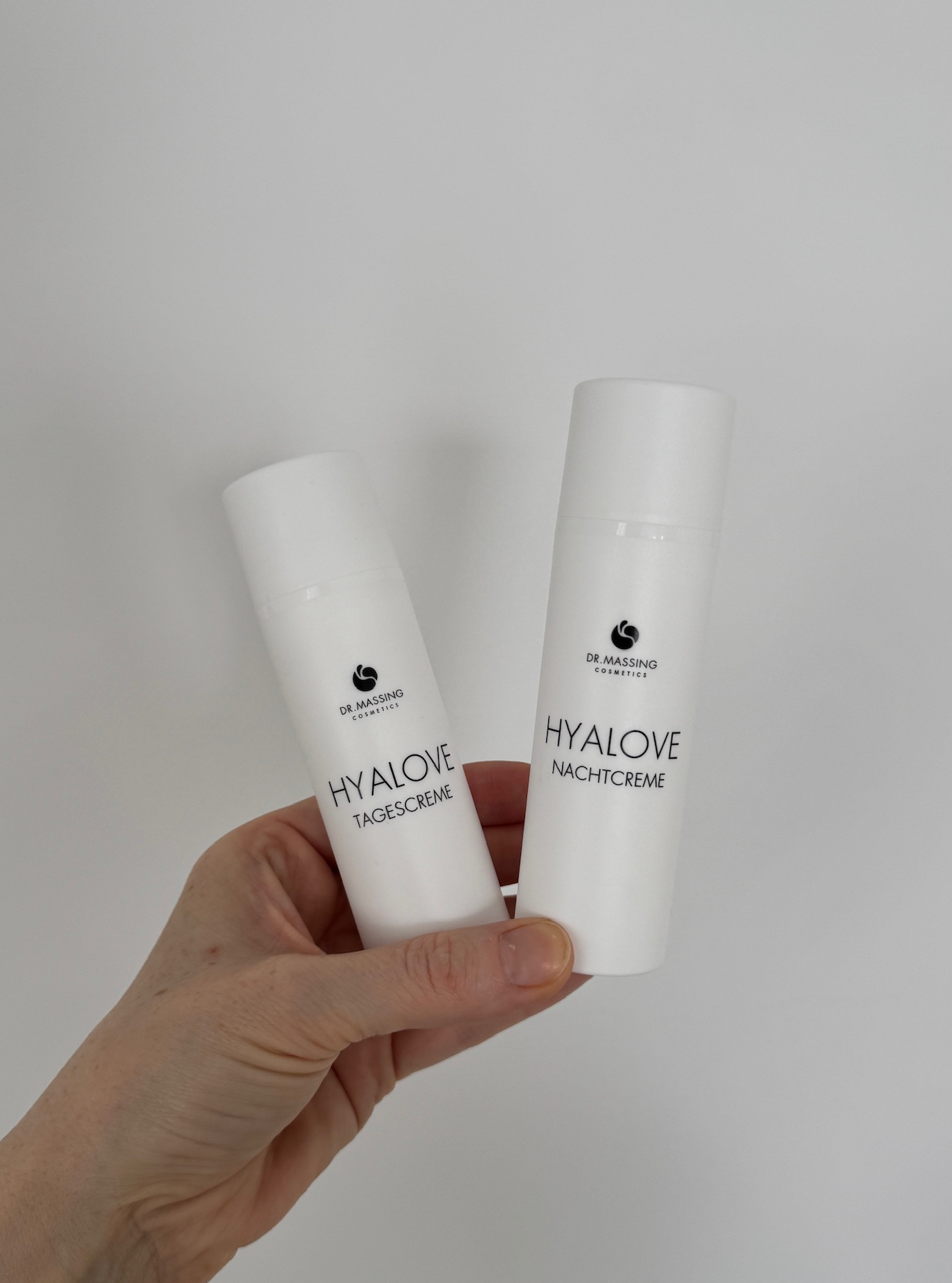 3. Schritt der Anwendung des Hyalove Serum mit anschließender Creme Hautpflege