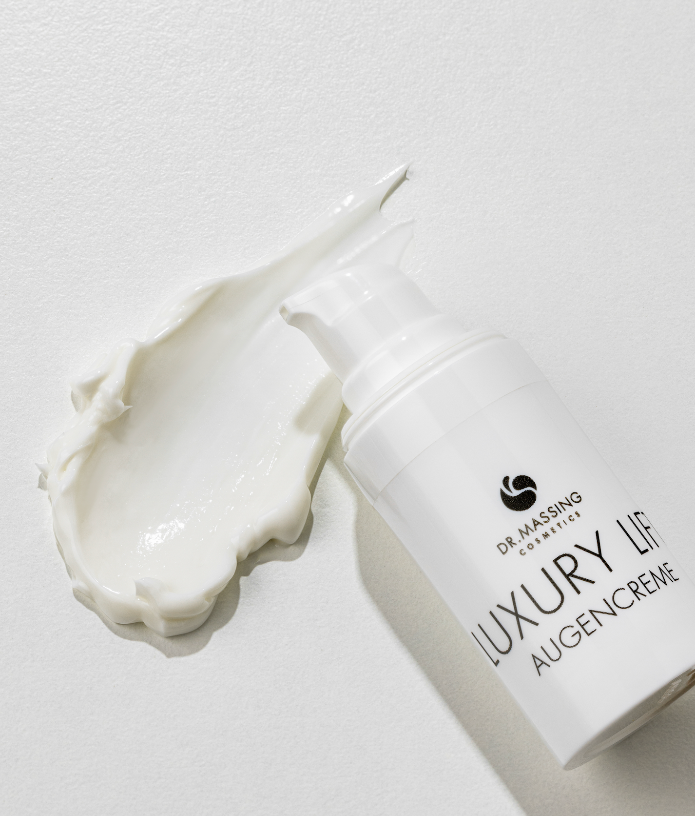 Luxury Lift Augencreme Spender geöffnet mit Textur auf dem Hintergrund.