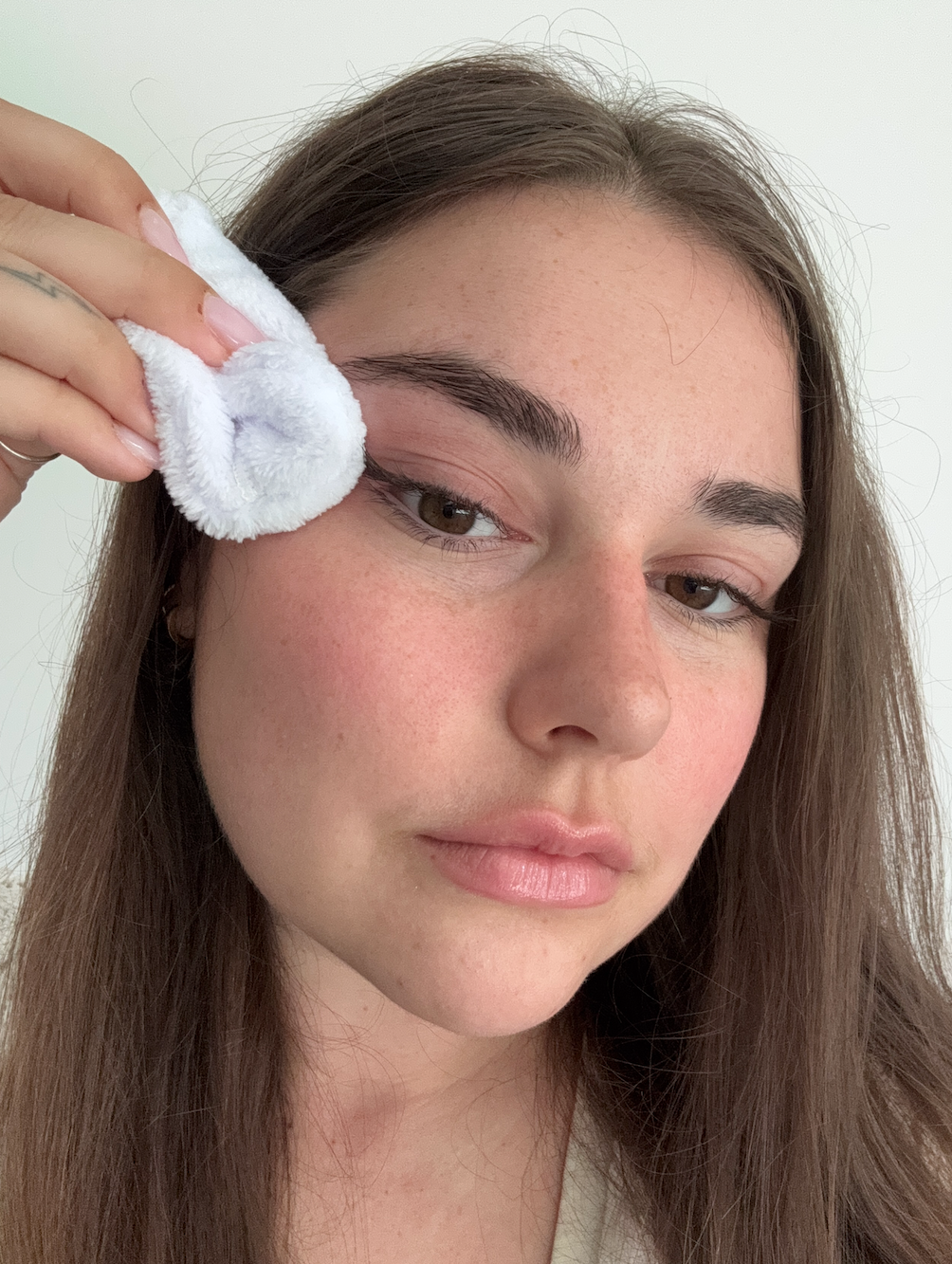 1. Schritt der Anwendung des Ocean Power Wimpernserum Makeup Entfernen mit Eye Cleanser