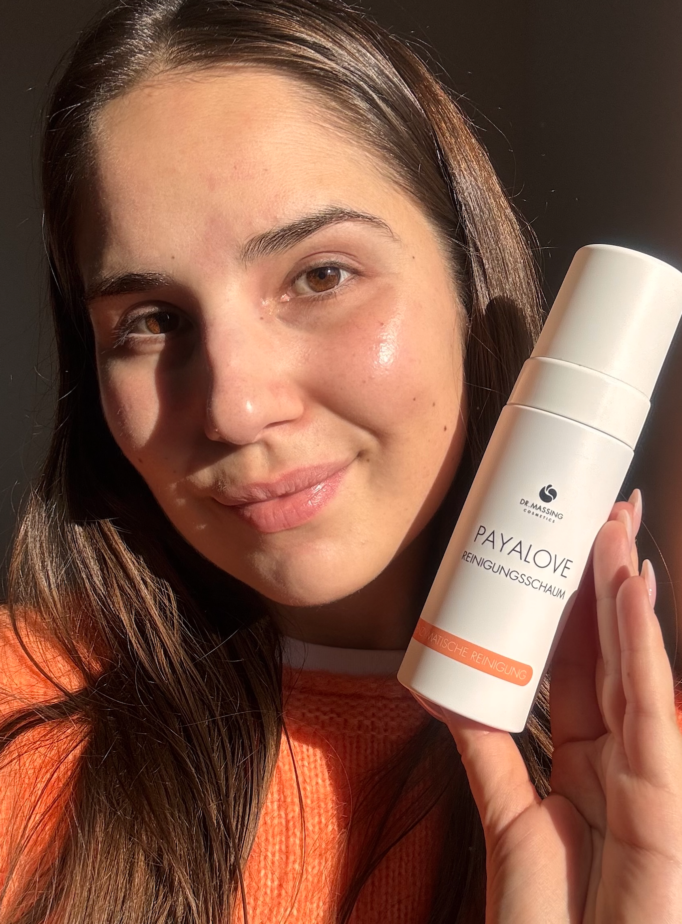3. Schritt Anwendung Haut von Frau strahlt glowy, frisch und revitalisiert nach der Anwendung des Payalove Cleansers