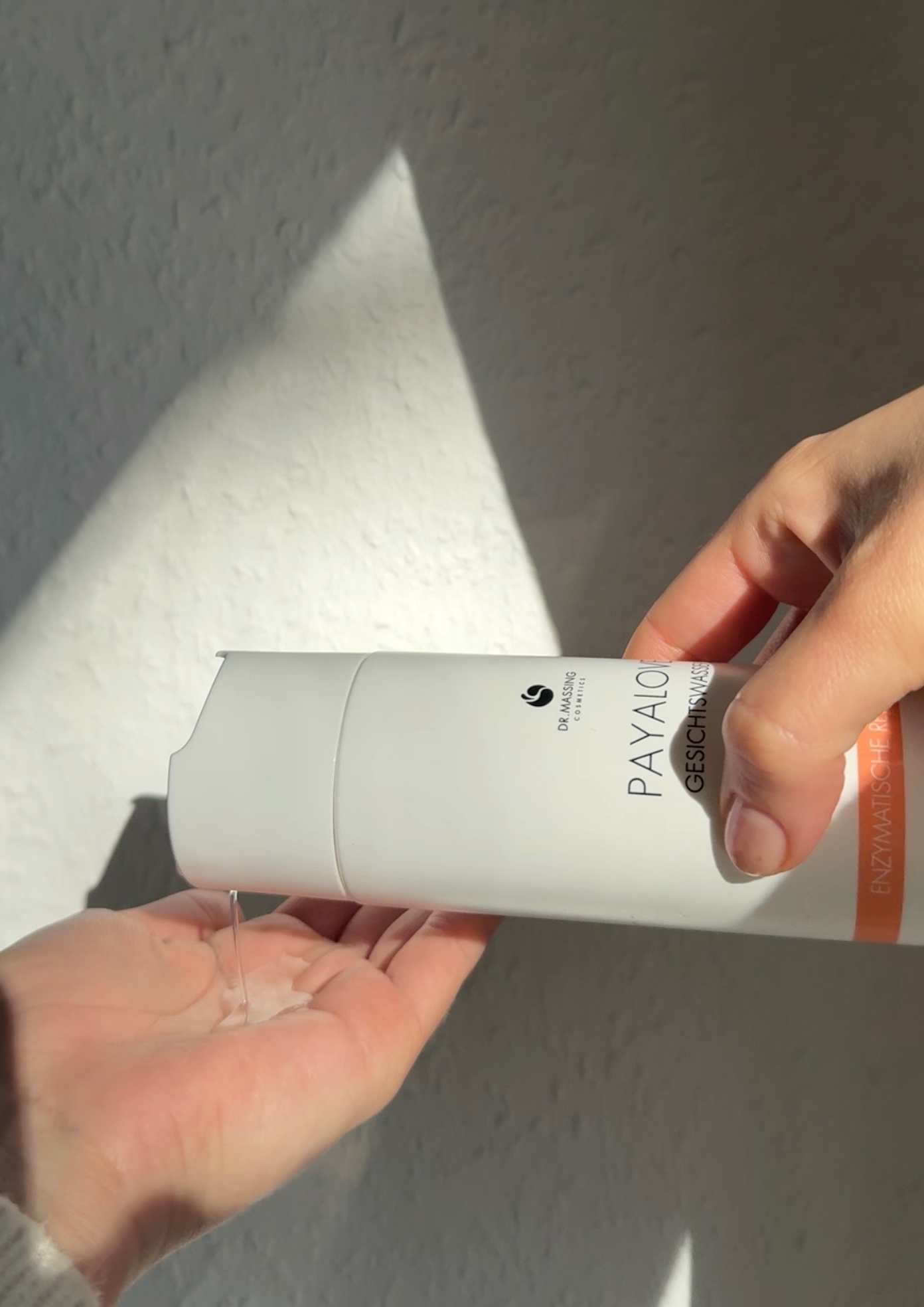 2. Schritt Anwendung Payalove Toner in die Handfläche geben